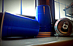 modri plastični kozarci za pivo
